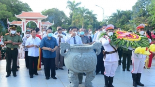 Cà Mau: Dâng hương, dâng hoa tại Khu tưởng niệm Chủ tịch Hồ Chí Minh