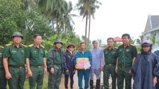 Kiên Giang: Bộ Chỉ huy quân sự trực tiếp đến thăm hỏi, động viên gia đình bị thiệt hại do dông, lốc gây ra