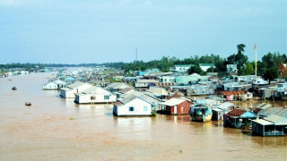 Du lịch miền Tây sẽ có làng bè sắc màu trên ngã ba sông