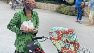 Đại lý vé số tạm ngưng phát quà do tập trung đông người
