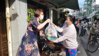 Hoa hậu Đại dương 2014 Đặng Thu Thảo tặng quà cho người bán vé số