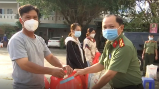 Công an quận Ninh Kiều tặng quà trị giá 400 triệu đồng tiếp sức cho người dân vượt qua khó khăn