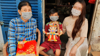 Hoa khôi Huỳnh Thúy Vi trao quà cho bà con và trẻ em có hoàn cảnh khó khăn dịp Tết Trung thu