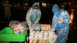 Nghĩa tình người dân Xóm Chài Cần Thơ tiếp sức cho bà con hồi hương