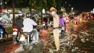 Công an TP Cần Thơ kịp thời điều tiết giao thông, hỗ trợ người dân khi triều cường dâng cao