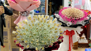 Video: Người đàn ông tặng bó hoa 8/3 trị giá 7 tỉ đồng