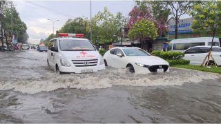 Cần Thơ: Ngập nặng sau mưa lớn, xe Vinfast đời mới nằm 
