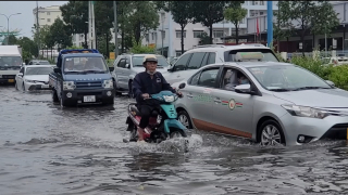 Video: Trung tâm Cần Thơ thành sông sau trận mưa lớn