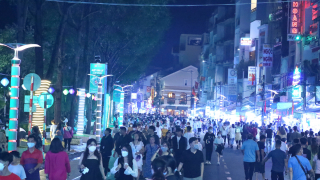 Hàng ngàn du khách đến vui chơi tại Phố đi bộ Ninh Kiều trong ngày đầu hoạt động