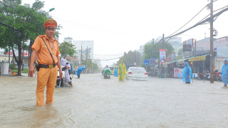 Cần Thơ: Lực lượng công an, quân sự đội mưa hỗ trợ người dân vượt qua triều cường