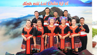 Video: Xem người Mông - Lai Châu thổi Khèn, múa Khoe Khăn, Giã bánh Dày tại Cần Thơ