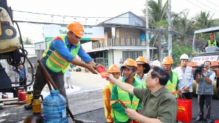 Thủ tướng thăm, tặng quà Tết cho gia đình có công với Cách mạng, thương binh, công nhân lao động tại Cần Thơ