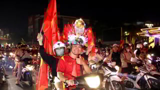 Video: Người dân Cần Thơ đổ ra đường mừng chiến thắng của Đội tuyển Việt Nam