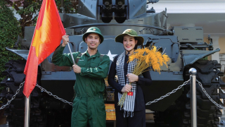 Giới trẻ Cần Thơ hưởng ứng đại lễ qua những bộ trang phục truyền thống đậm đà bản sắc dân tộc