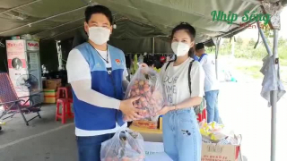 Hoa hậu Đặng Huỳnh Như tặng quà cho lực lượng chốt kiểm soát dịch
