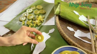 Bộ sưu tập thời trang độc đáo từ bánh xèo, bánh lá mít, bánh da lợn của NTK Nguyễn Minh Công