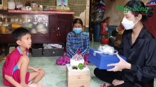 Hoa khôi Lê Thị Tường Vy tặng quà cho trẻ mồ côi, khó khăn