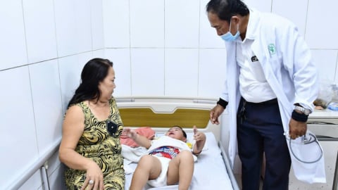 Cấp cứu thành công bé trai 2 tuổi bị xương cá làm thủng ruột