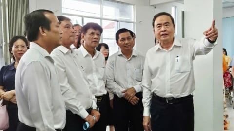 Chủ tịch Quốc hội Trần Thanh Mẫn thăm, kiểm Trung tâm hành chính công phường Phú Lợi