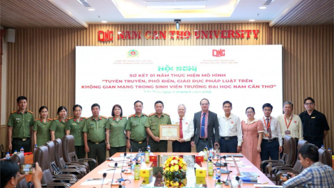 Trường Đại học Nam Cần Thơ nhận bằng khen của Bộ Công an vì đã có thành tích trong phong trào BVANTQ
