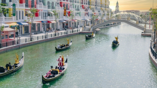 Check-in độc lạ từ view thuyền gondola tại siêu quần thể hot nhất Phú Quốc