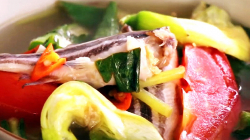 Ấm bụng ngày mưa với canh chua cá chốt