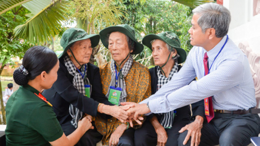Chiếc khăn rằn đi cùng lịch sử