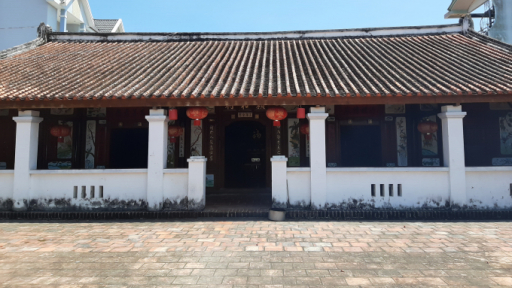 Căn nhà gỗ quý trăm năm tuổi 
