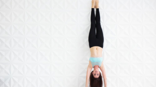 Tư thế yoga trồng chuối có lợi cho sức khỏe của bạn như thế nào?