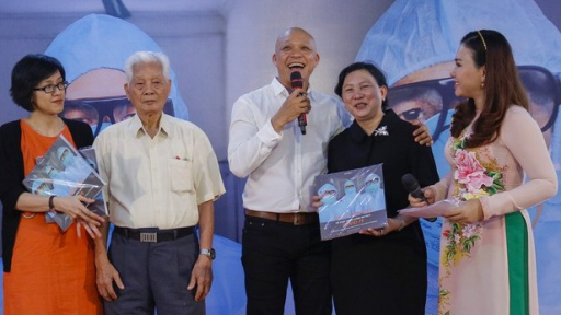 Nghệ sĩ nhiếp ảnh Nguyễn Á ra mắt 2 cuốn sách “Chúng tôi là Việt Nam” và “Sài Gòn ngoan cường”