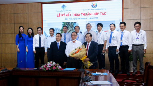 Trường Đại học Cần Thơ ký kết hợp tác với trường phổ thông đầu tiên tại ĐBSCL