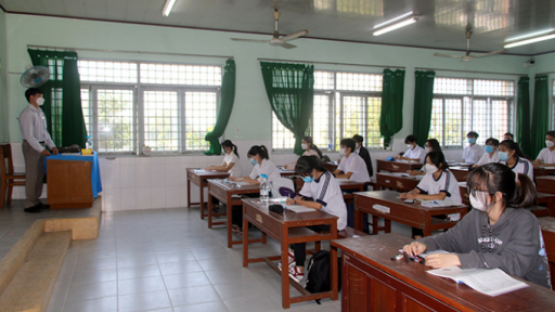 Đồng Tháp: Học sinh lớp 9 và lớp 12 ngày đầu trở lại trường học trực tiếp