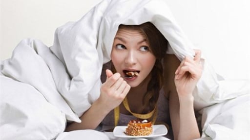 Vì sao bạn không nên ăn sau 7h tối?