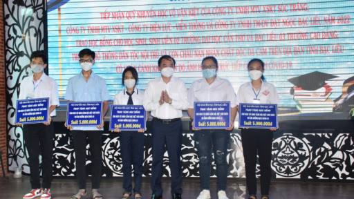 Hội Khuyến học tỉnh Bạc Liêu trao 121 suất học bổng cho học sinh, sinh viên hoàn cảnh khó khăn
