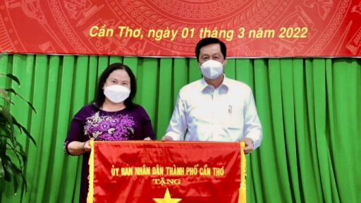 Sở LĐTBXH thành phố Cần Thơ nhận cờ thi đua Đơn vị dẫn đầu năm 2021