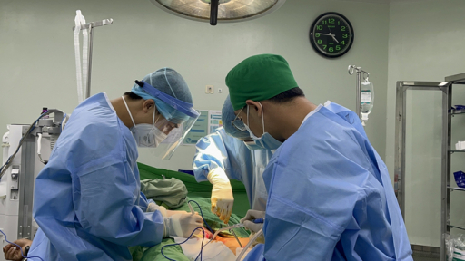 Người đàn ông bất ngờ bị trúng đạn vùng kín khi đang làm lúa ngoài đồng