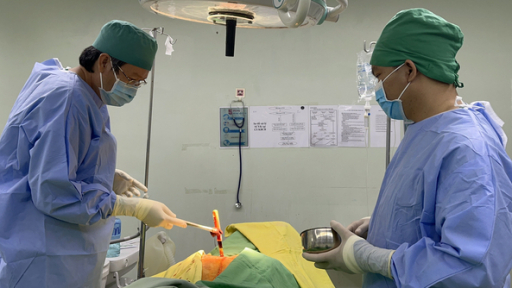 Lấy thành công con dao đâm xuyên một phần cột sống nam bệnh nhân