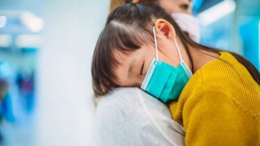 Phụ huynh cần bình tĩnh theo dõi và chăm sóc bé bị nhiễm Covid-19 tại nhà