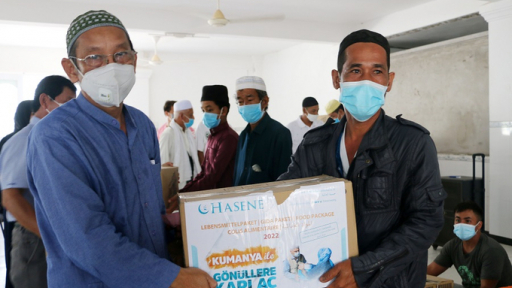 Tặng hơn 900 phần quà cho bà con người Chăm nhân Tháng ăn chay Ramadan