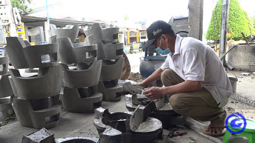 Tiền Giang: Cựu chiến binh dạy nghề đúc chậu miễn phí, tạo thu nhập ổn định cho người dân địa phương