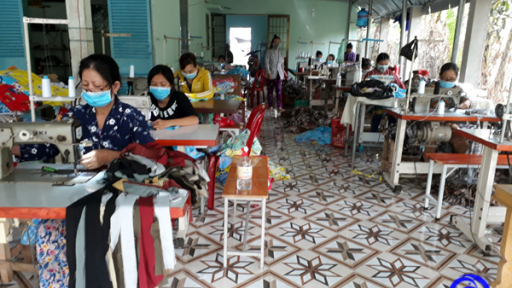 Tiền Giang: Thu nhập ổn định từ các tổ may gia công
