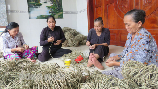 Tổ đan dây quai bằng lác ấp Minh Nghĩa