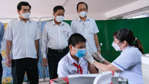 Lãnh đạo Thành phố Cần Thơ kiểm tra ngày đầu tiêm ngừa vắc xin cho trẻ dưới 12 tuổi
