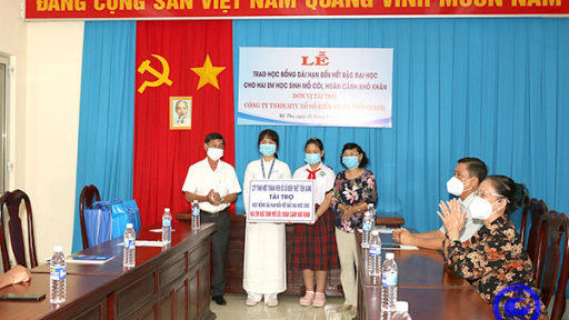 Tiền Giang: Trao học bổng dài hạn cho 2 học sinh có hoàn cảnh khó khăn