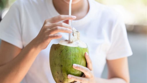 Trẻ tiêm vắc xin Covid-19 có nên uống nước dừa?