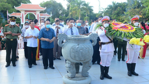 Cà Mau: Dâng hương, dâng hoa tại Khu tưởng niệm Chủ tịch Hồ Chí Minh
