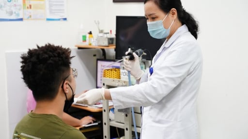Lạm dụng đá lạnh ngày hè: Lợi bất cập hại