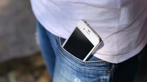 Thường xuyên để điện thoại trong túi quần có gây vô sinh không?