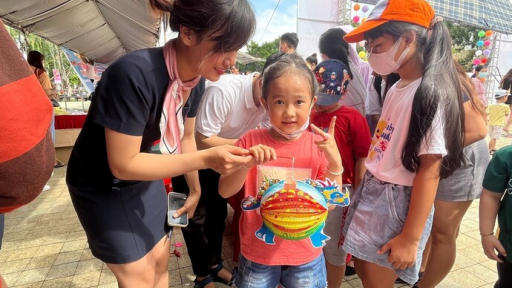 Anh Ngữ AMA tặng hàng trăm gói học bổng cho thiếu nhi tại Đêm hội trăng rằm - San sẻ yêu thương