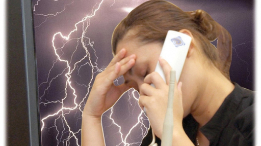 Vì sao vừa sạc pin, vừa dùng điện thoại khi trời giông sét dễ gây tử vong?
